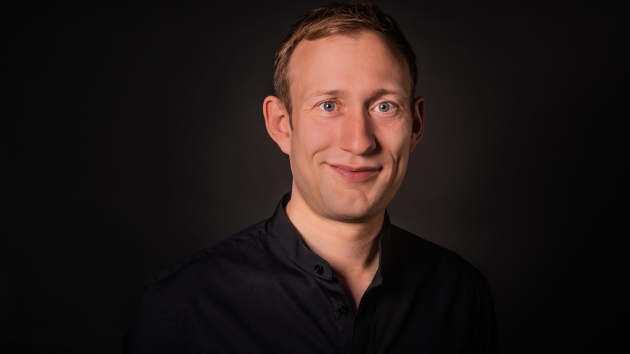 Im Wannsee gibt es keine Haie - Julian Nikolai Schaefer ist im Vorstand der Gesellschaft zur Erforschung des Markenwesens e.V. (G·E·M) und arbeitet seit 2020 als Brand Manager bei Nestlé Purina Petcare Deutschland - Quelle: Nestlé Purina PetCare